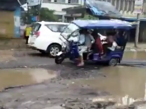 गड्‌ढे में ई-रिक्शा पलटा: बिना देखे बढ़ा DM-SP का काफिला